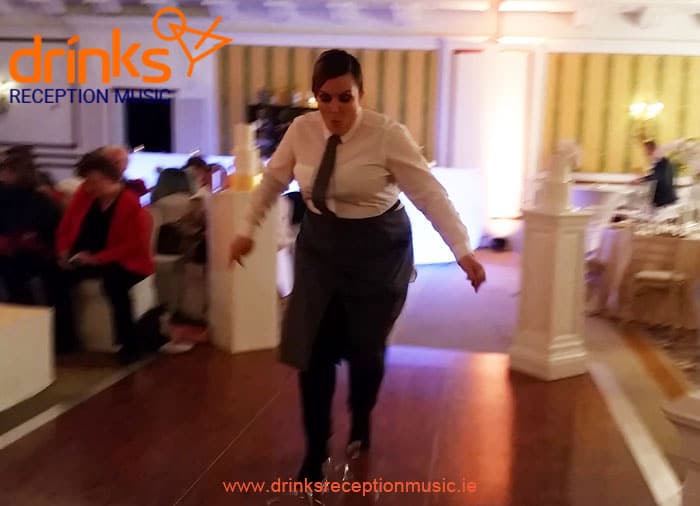 Diva Singing Waiters Drinks Reception music entertainment